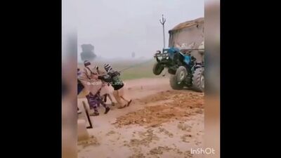 Синий трактор едет к нам