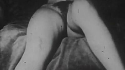 Две обнаженные телочки ублажают друг друга (винтаж 1930-х)