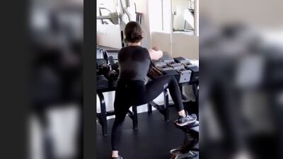 Alison Brie трясет своей задницей в спортзале