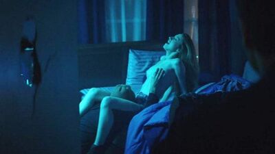 Сцена секса Zoey Deutch в Vincent и Roxxy на ScandalPlanetcom