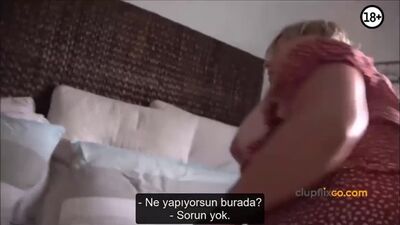 Olgun Üvey Annesini Uygunsuz Vaziyette Yakalayınca (Türkçe Altyazılı)
